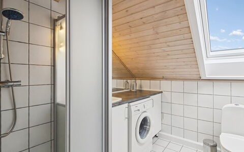 Aappo - 2.3Km from the Sea: Piso, Suelo, Arreglo De Tubería, Diseño De Interiores, Techo, Plomería, Habitación, Grifo, Loseta, Baño