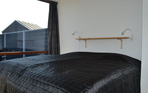 Elinora - 100M from the Sea: Madera, Habitación, Diseño De Interiores, Suelo, Lecho, Cama, Linos, Techo, Sábana, Marco De La Cama