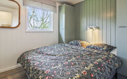 Tora - 3Km from the Sea: Madera, Habitación, Diseño De Interiores, Piso, Techo, Suelo, Cama, Mueble, Sábana, Lecho