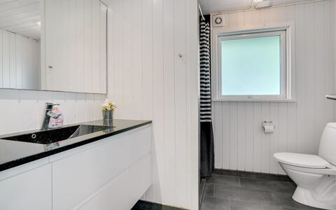 Tora - 3Km from the Sea: Arreglo De Tubería, Piso, Suelo, Lavabo, Diseño De Interiores, Grifo, Plomería, Baño, Mueble De Baño, Loseta