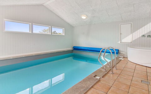 Tora - 3Km from the Sea: Piso, Suelo, Techo, Material Compuesto, Piscina, Manchas De Madera, Madera Dura, Diseño, Suelos De Madera, Loseta