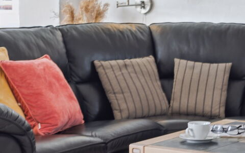 Langsom - 100M from the Sea: Mueble, Sofá, Sala, Diseño De Interiores, Comodidad, Amortiguar, Arrojar La Almohada, Cuero, Almohada