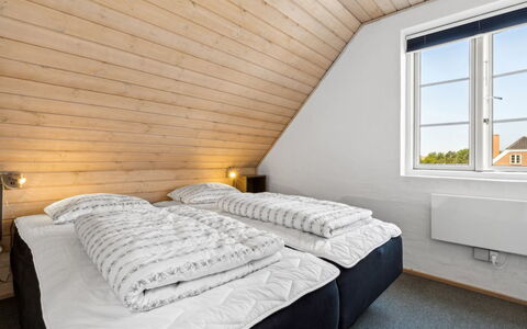 Langsom - 100M from the Sea: Madera, Habitación, Madera Dura, La Luz Del Día, Cama, Lecho, Manchas De Madera, Marco De La Cama, Ático, Tablón