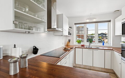Langsom - 100M from the Sea: Cocina, Mostrador, Aparato De Cocina, Gabinetes, Diseño De Interiores, Mueble, Piso, Electrodoméstico, Madera, Electrodoméstico