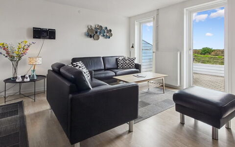 Femja - 2.3Km from the Sea: Diseño De Interiores, Piso, Mueble, Suelo, Madera, Sofá, Techo, Sala, Habitación, Departamento