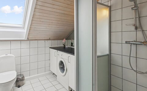 Femja - 2.3Km from the Sea: Piso, Suelo, Arreglo De Tubería, Diseño De Interiores, Techo, Baño, Plomería, Habitación, Grifo, Lavabo