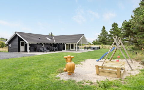 Krum - 4.5Km from the Sea: Arbusto, Diseño Urbano, Cobertura Del Suelo, Ladrillo, Departamento, Inmuebles, Enladrillado, Balcón, Paisajismo