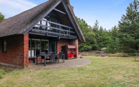 Anna - 1Km from the Sea: Hierba, Casa, Techo, Casa, Cabaña, Arbusto, El Terreno Del Lote, Área Rural, Casa De Campo, Cobertura Del Suelo