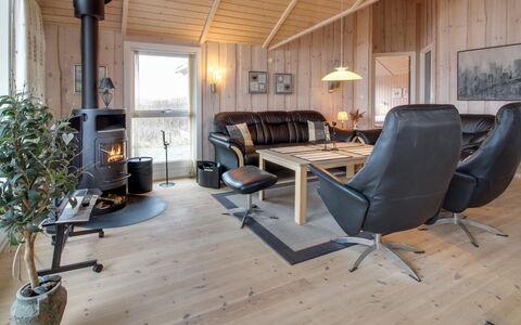 Oivi - 430M from the Sea: Mueble, Diseño De Interiores, Madera, Piso, Techo, Suelo, Suelos De Madera, Sala, Silla, Casa