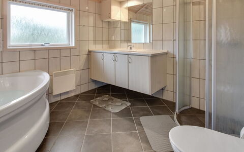 Oivi - 430M from the Sea: Piso, Diseño De Interiores, Arreglo De Tubería, Suelo, Techo, Baño, Plomería, Lavabo, Habitación, Grifo