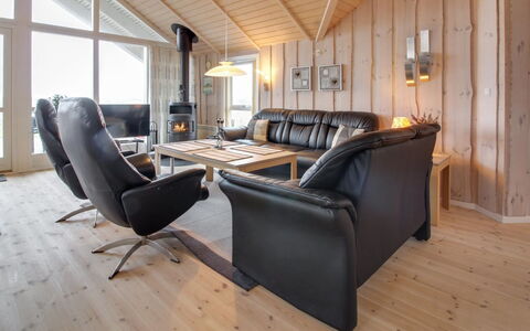 Oivi - 430M from the Sea: Mueble, Diseño De Interiores, Madera, Techo, Casa, Sala, Piso, Sofá, Suelo, Habitación