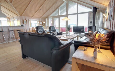 Oivi - 430M from the Sea: Madera, Techo, Mueble, Diseño De Interiores, Casa, Sofá, Sala, Casa, Suelo, Cabaña