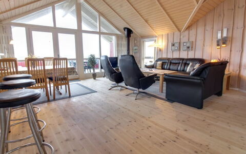 Oivi - 430M from the Sea: Madera, Suelos De Madera, Techo, Mueble, Piso, Suelo, Diseño De Interiores, Suelo Laminado, Sala, Madera Dura