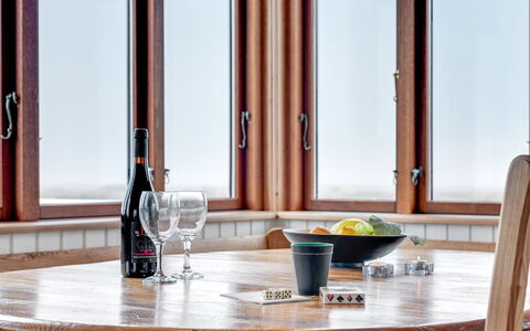 Sybilla - 700M from the Sea: Madera, Diseño De Interiores, Vaso, Manchas De Madera, Barniz, Madera Dura, Comedor, Utensilios Para Servir, La Luz Del Día, Cocina Y Comedor Mesa