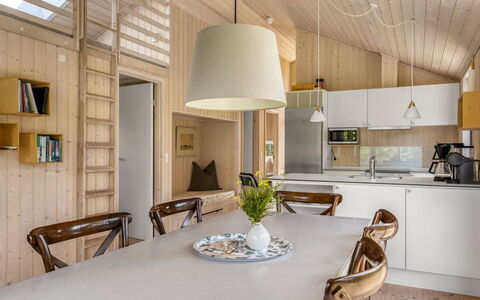 Turkka - 3.8Km from the Sea: Mueble, Diseño De Interiores, Piso, Suelo, Madera, Techo, Habitación, Cocina, Silla, Lámpara