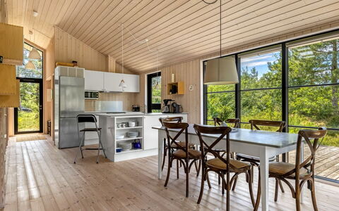 Turkka - 3.8Km from the Sea: Madera, Diseño De Interiores, Mueble, Piso, Techo, Suelos De Madera, Cocina Y Comedor Mesa, Suelo, Silla, Comedor