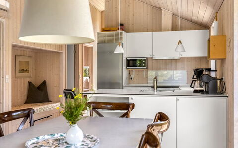 Turkka - 3.8Km from the Sea: Mueble, Diseño De Interiores, Cocina, Piso, Lámpara, Madera, Techo, Mostrador, Habitación, Suelo
