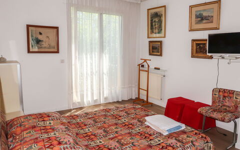 La Cigale: Mueble, Marco, Propiedad, Edificio, Comodidad, Madera, Textil, Diseño De Interiores, Piso, Marco De La Cama