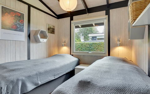 Malwina - 800M from the Sea: Madera, Techo, Diseño De Interiores, Suelo, Habitación, Cama, Lámpara, Marco De La Cama, Diseño, Lecho