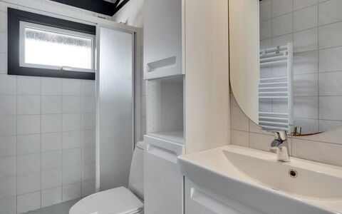 Malwina - 800M from the Sea: Arreglo De Tubería, Lavabo, Baño, Piso, Diseño De Interiores, Lavabo Del Baño, Suelo, Techo, Grifo, Plomería