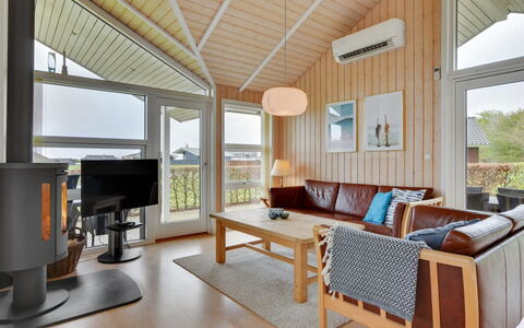 Deline - 250M from the Sea: Diseño De Interiores, Madera, Piso, Techo, Mueble, Suelo, Sofá, Sala, Casa, Suelos De Madera