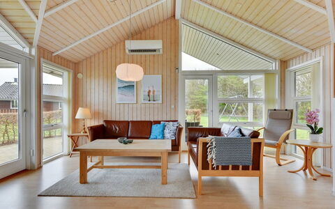 Deline - 250M from the Sea: Madera, Diseño De Interiores, Piso, Techo, Suelo, Casa, Mueble, Sala, Sofá, Puerta
