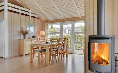 Deline - 250M from the Sea: Madera, Piso, Suelo, Techo, Diseño De Interiores, Habitación, Manchas De Madera, Lámpara, Madera Dura, Sala
