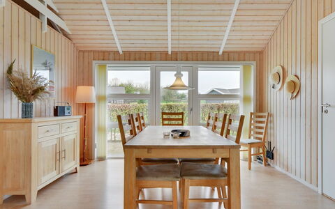 Deline - 250M from the Sea: Mueble, Piso, Diseño De Interiores, Madera, Techo, Suelo, Mesa, Suelos De Madera, Cocina Y Comedor Mesa, Comedor