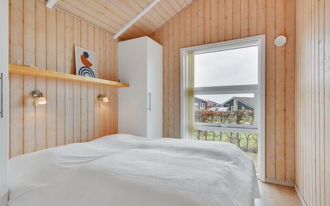 Deline - 250M from the Sea: Madera, Techo, Casa, Tablón, Manchas De Madera, Madera Dura, Habitación, Cama, Madera Contrachapada, Diseño