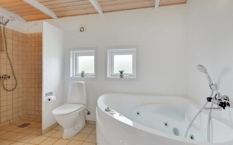Deline - 250M from the Sea: Arreglo De Tubería, Baño, Bañera, Piso, Diseño De Interiores, Suelo, Techo, Plomería, Grifo, Casa