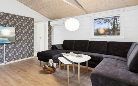 Mahalia - 300M from the Sea: Madera, Casa, Mueble, Piso, Suelo, Suelos De Madera, Sala, Techo, Madera Dura