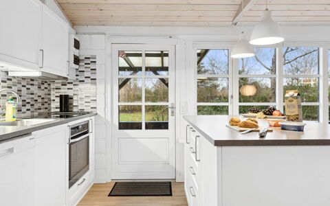 Mahalia - 300M from the Sea: Cocina, Mostrador, Piso, Diseño De Interiores, Madera, Gabinetes, Suelo, Mueble, Aparato De Cocina, Techo
