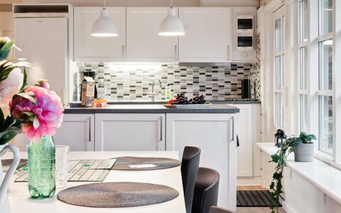 Mahalia - 300M from the Sea: Mueble, Cocina, Diseño De Interiores, Mostrador, Aparato De Cocina, Piso, Gabinetes, Lámpara, Techo, Electrodoméstico