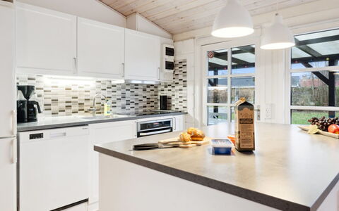 Mahalia - 300M from the Sea: Cocina, Mostrador, Diseño De Interiores, Piso, Techo, Madera, Lámpara, Mueble, Gabinetes, Aparato De Cocina