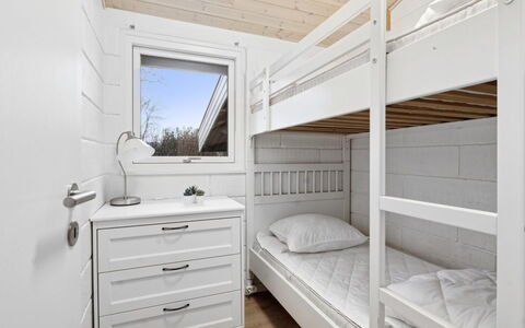Mahalia - 300M from the Sea: Madera, Casa, Habitación, Congelación, Cama, Tablón, Invierno, Madera Dura, Manchas De Madera, Lecho