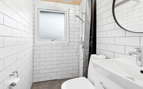 Mahalia - 300M from the Sea: Arreglo De Tubería, Baño, Asiento Del Baño, Baño, Piso, Suelo, Plomería, Loseta, Lavabo, Grifo