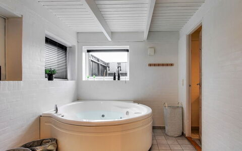 Hansina - 500M from the Sea: Arreglo De Tubería, Piso, Baño, Bañera, Suelo, Diseño De Interiores, Techo, Plomería, Grifo, Habitación