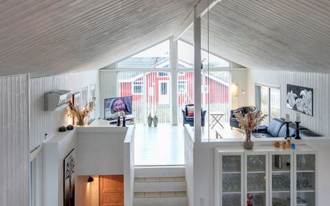 Hansina - 500M from the Sea: Techo, Casa, Diseño De Interiores, Escalera, Lámpara, Madera Dura, Suelos De Madera, Sala, Silla, Pintar