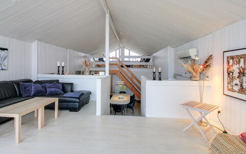 Hansina - 500M from the Sea: Piso, Diseño De Interiores, Techo, Suelo, Madera, Mueble, Suelos De Madera, Habitación, Encendiendo, Sala