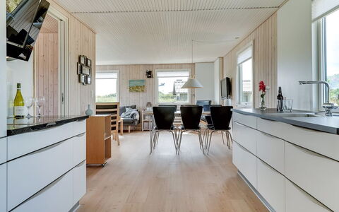 Kris - 200M from the Sea: Piso, Madera, Suelos De Madera, Suelo, Cocina, Diseño De Interiores, Mostrador, Mueble, Casa, Techo