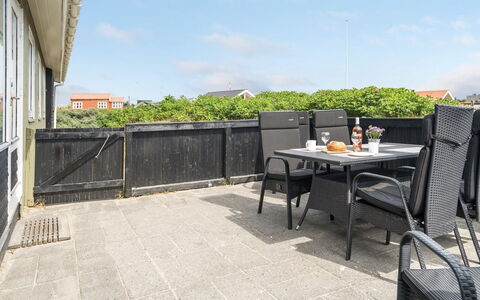 Kris - 200M from the Sea: Mueble Para Exteriores, Sombra, Balcón, Mesa Al Aire Libre, Planta De Casa, Silla, Maceta, Cerca, Patio, Pasarela
