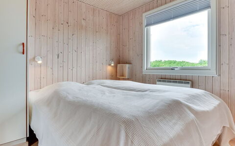 Kris - 200M from the Sea: Madera, Techo, Habitación, Diseño De Interiores, Piso, Suelo, Lecho, Cama, Habitación, Sábana