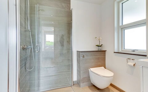 Kris - 200M from the Sea: Baño, Piso, Arreglo De Tubería, Suelo, Diseño De Interiores, Baño, Asiento Del Baño, Plomería, Casa, Loseta