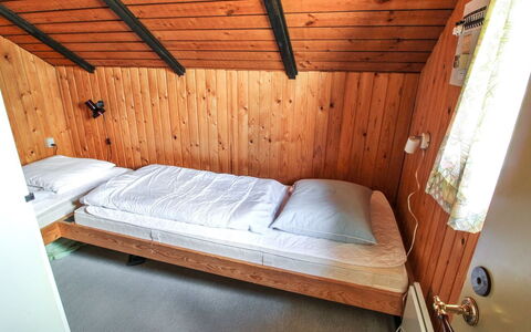 Keijo - 1.5Km from the Sea: Cama, Habitación, Madera, Piso, Suelo, Mueble, Sábana, Lecho, Techo, Marco De La Cama