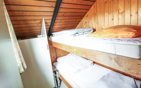 Keijo - 1.5Km from the Sea: Madera, Litera, Habitación, Cama, Suelo, Madera Dura, Manchas De Madera, Tablón, Marco De La Cama, Lecho