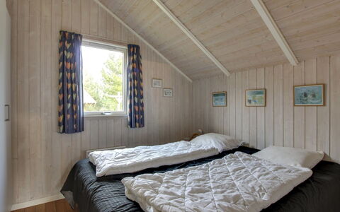 Eline - 1.5Km from the Sea: Madera, Casa, Cabaña, Madera Dura, Habitación, Tablón, Manchas De Madera, Cama, Vía Muerta, Marco De La Cama