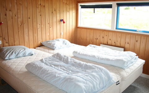 Uma - 400M from the Sea: Cama, Habitación, Sábana, Madera, Lecho, Diseño De Interiores, Techo, Mueble, Suelo, Marco De La Cama