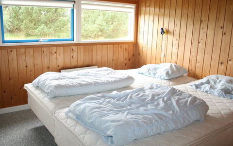Uma - 400M from the Sea: Cama, Habitación, Sábana, Madera, Lecho, Diseño De Interiores, Techo, Piso, Suelo, Marco De La Cama