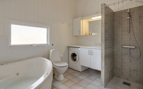 Uma - 400M from the Sea: Piso, Suelo, Pared, Arreglo De Tubería, Madera, Techo, Diseño De Interiores, Baño, Lavabo, Grifo