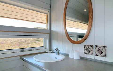 Krak - 1Km from the Sea: Madera, Diseño De Interiores, Piso, Techo, Suelo, Arreglo De Tubería, Habitación, Manchas De Madera, Madera Dura, Lavabo